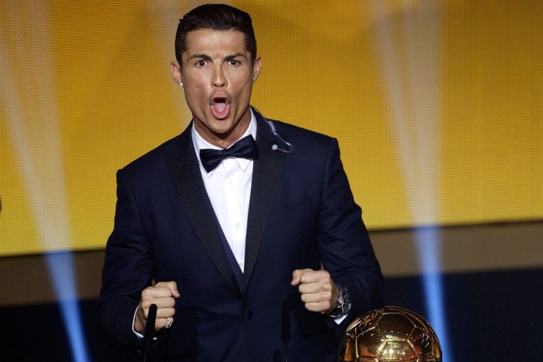 PBK525. ZÚRICH (SUIZA), 12/01/2015.- El portugués Cristiano Ronaldo (c) celebra después de recibir el Balón de Oro 2014 hoy, lunes 12 de enero de 2015, durante la gala del balón de oro de la FIFA, en Zúrich (Suiza). EFE/Walter Bieri