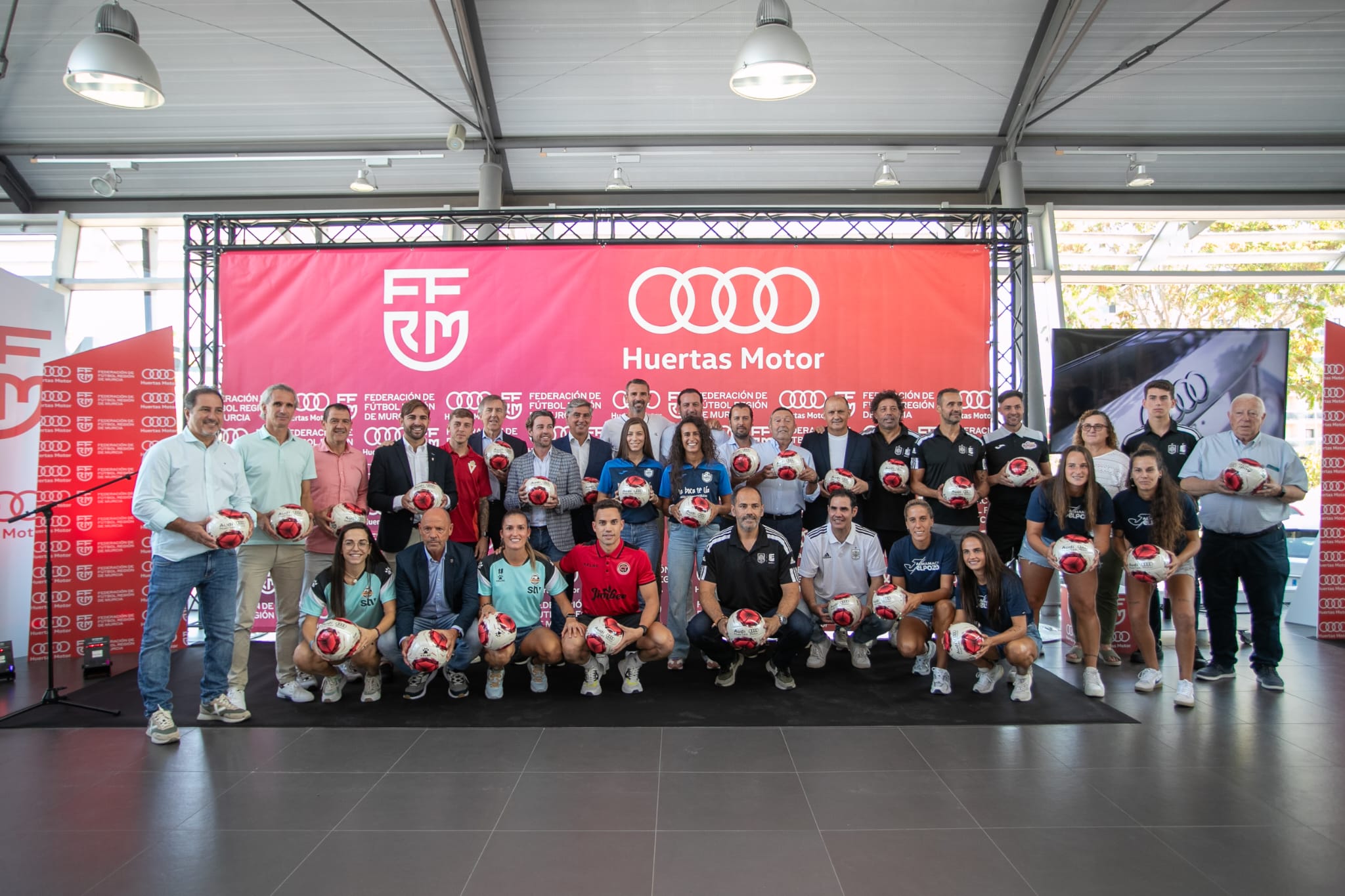 Foto de familia en la presentación del balón de la FFRM