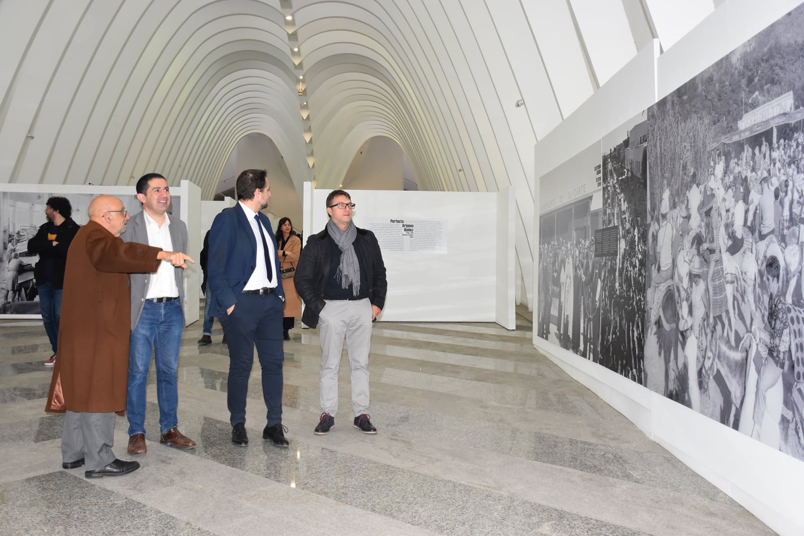Un momento de la inauguración de la exposición 'D'un temps i un país' con fotografías de Perfecto Arjones que se puede visitar en la Llotja de Sant Jordi en Alcoy.