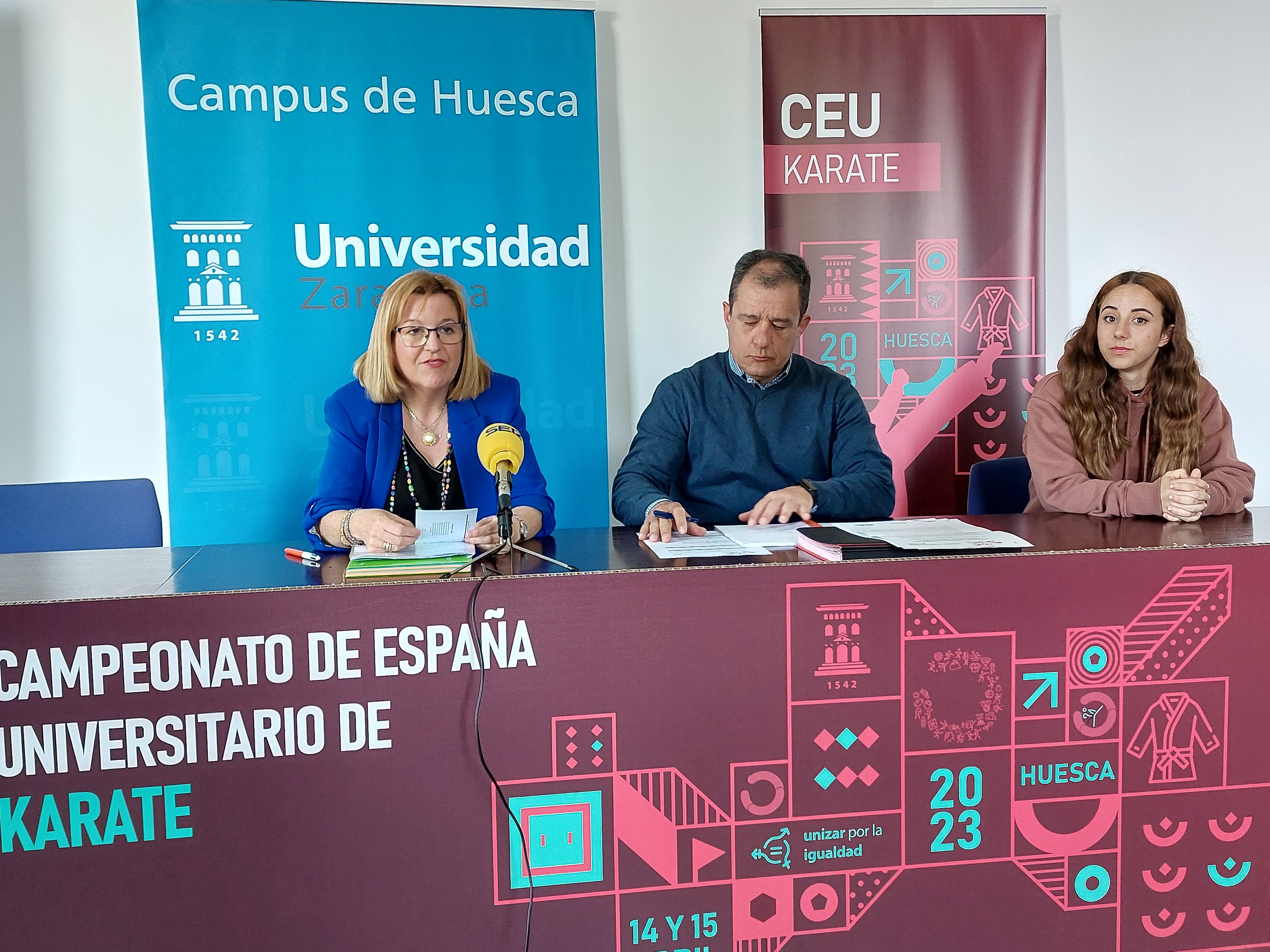 Marta Liesa, Alberto Sánchez y María Luengo en la presentación del Campeonato de España Universitario de Karate que se celebra en Huesca