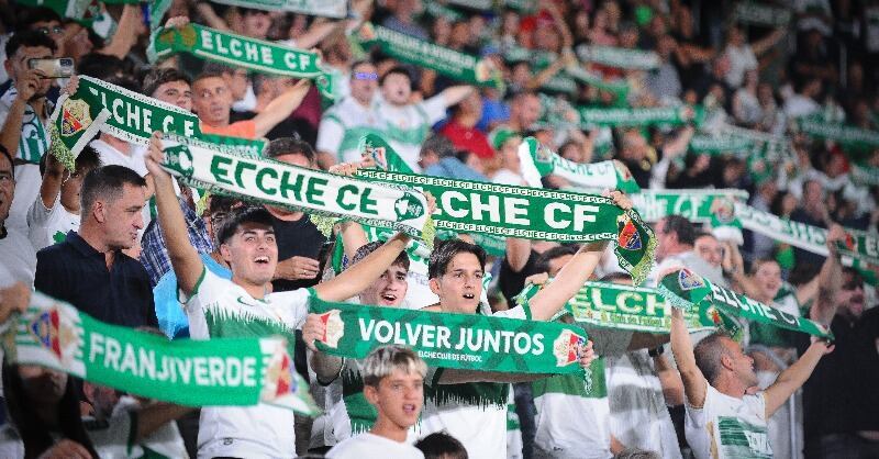 Aficionados del Elche animando a su equipo en el Martínez Valero