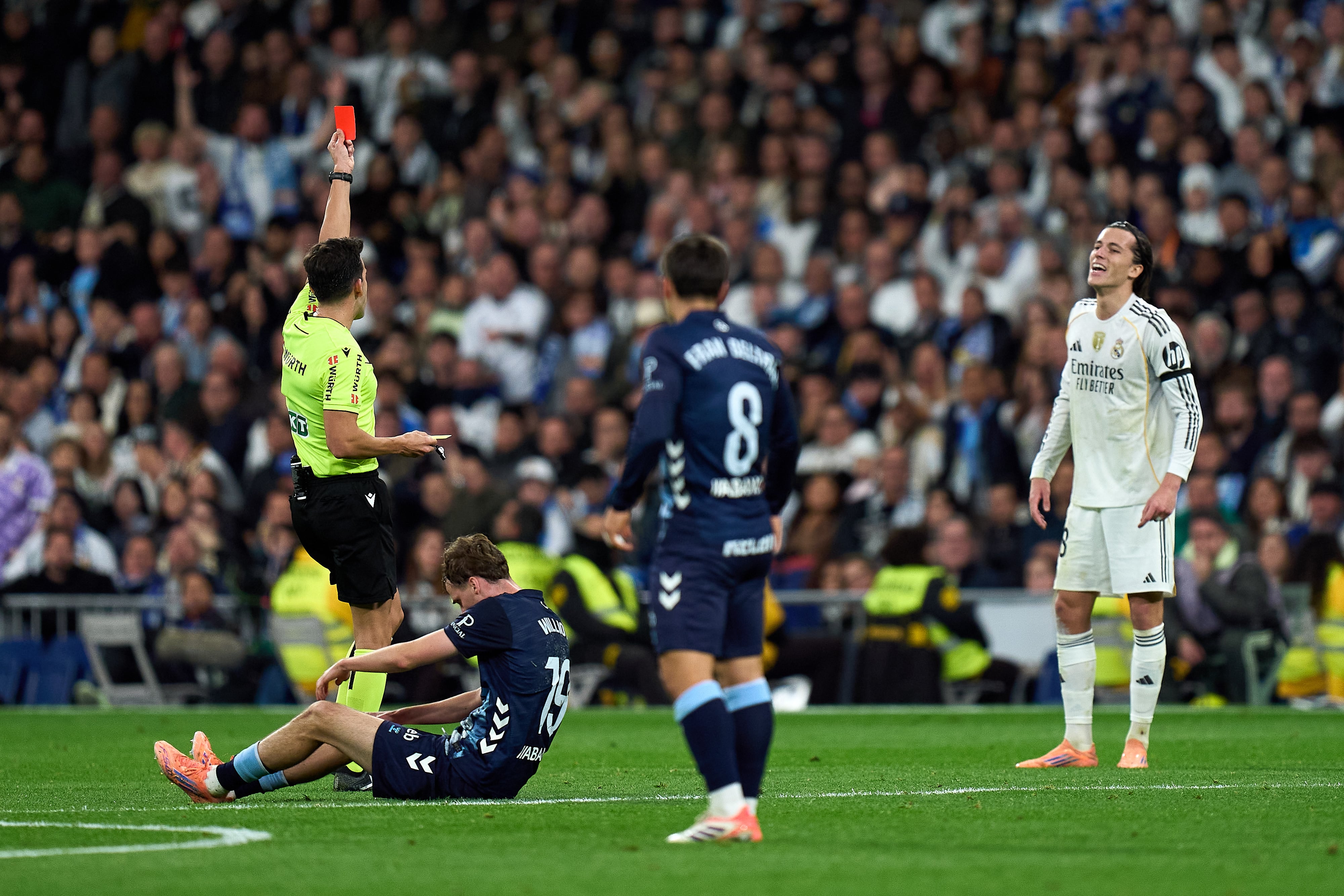 Álvaro Carreras, durante su expulsión ante el Celta de Vigo