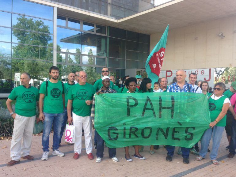 Membres de la PAHGironès a les portes del Palau de Justícia de Girona