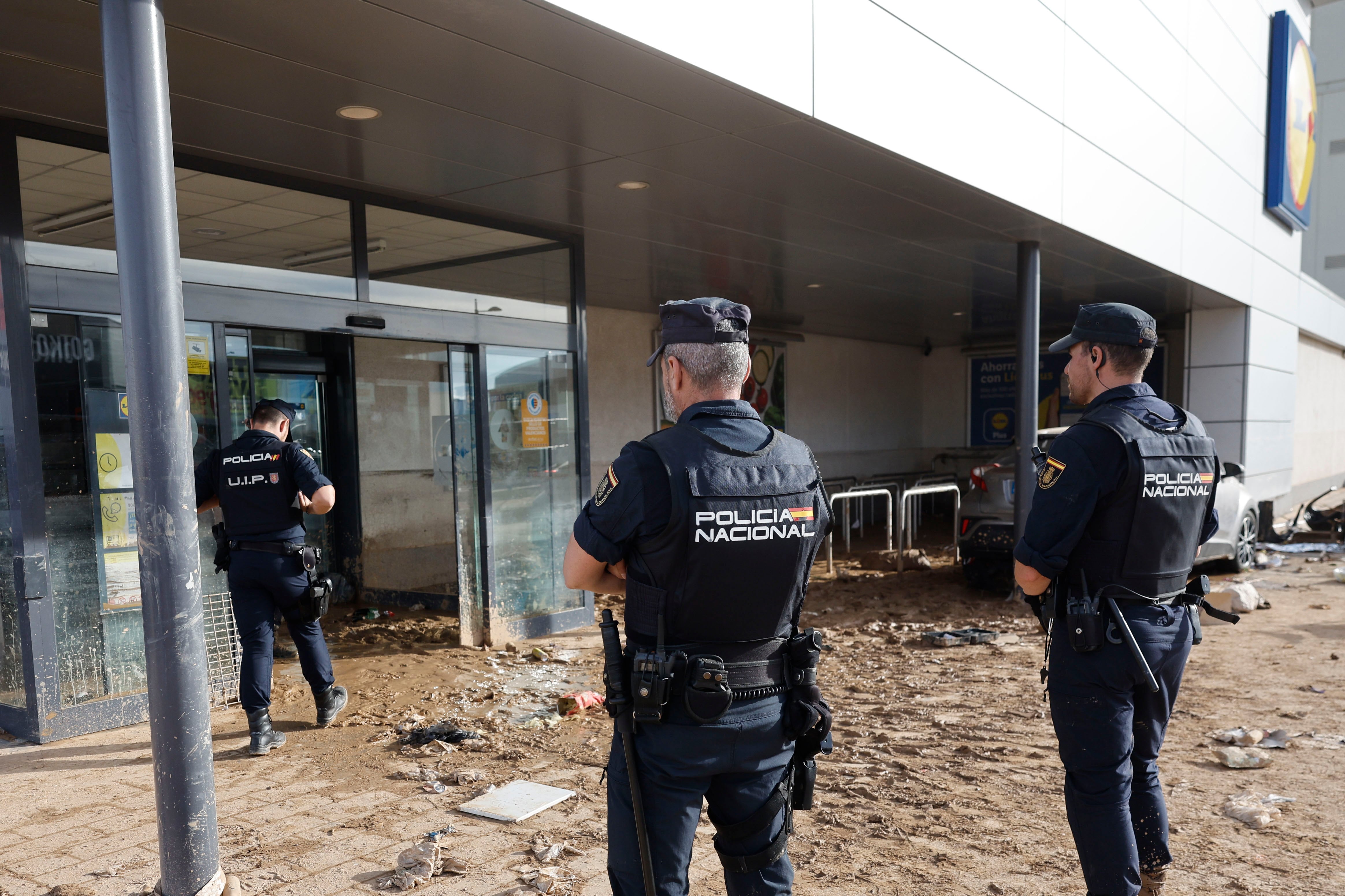 Agentes de la Policía Nacional en AlfafarEFE/ Kai Försterling