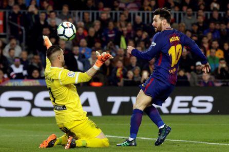 Leo Messi (d) marca el tercer gol ante el Leganés.