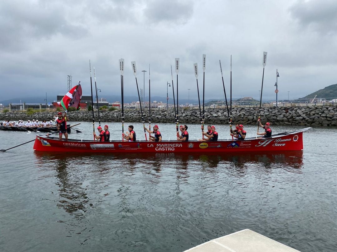 Los remeros de La Marinera junto a su patrón festejan uno de los triunfos