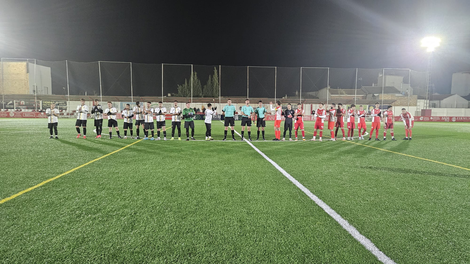 Saludo inicial del trío arbitral y los dos equipos, Jódar C.F. y C.D. Torreperogil B