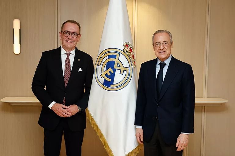 El Paso Blanco entrega al Real Madrid una bandera única con el sello del bordado lorquino. En la foto Ramon Mateos, presidente del Paso Blanco y Florentino Pérez, presidente del Real Madrid.