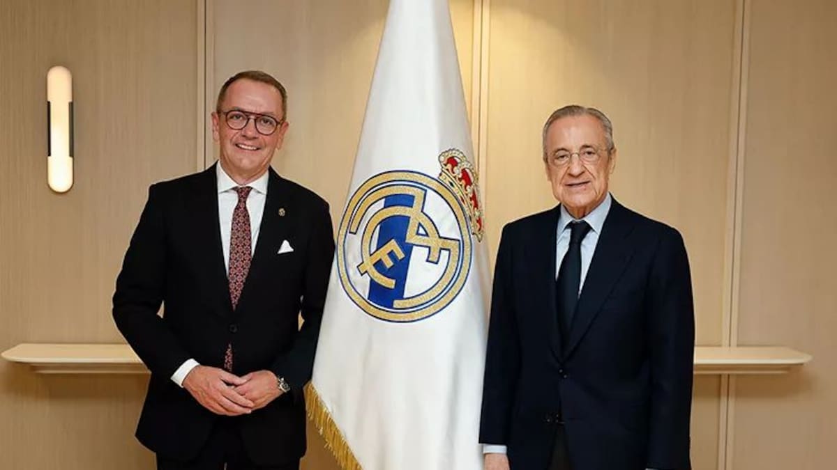 El Paso Blanco entrega al Real Madrid una bandera única con el sello del bordado lorquino