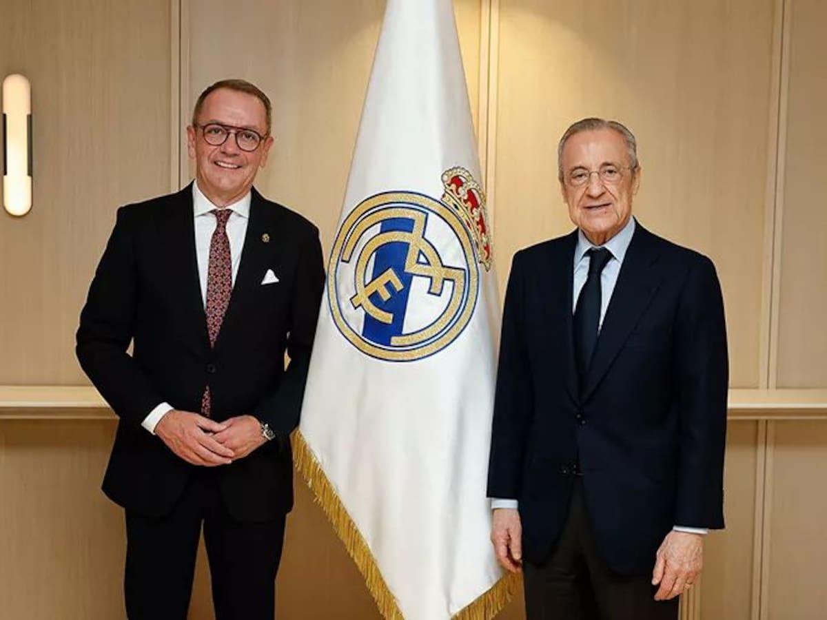 El Paso Blanco entrega al Real Madrid una bandera única con el sello del bordado lorquino