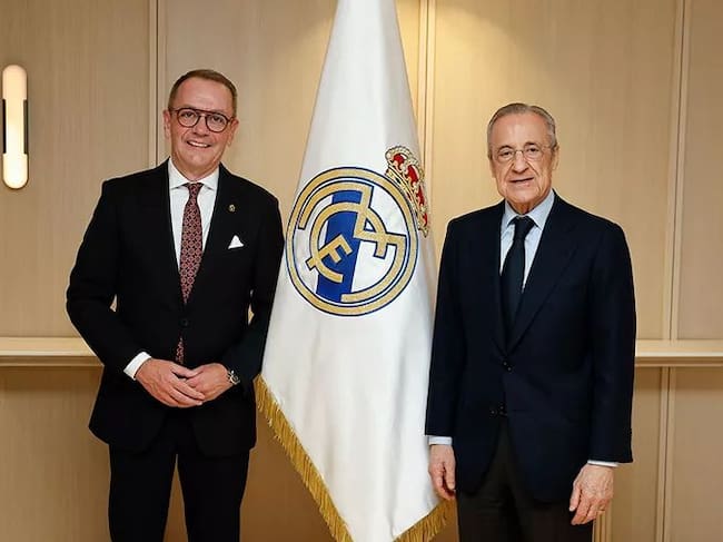 El Paso Blanco entrega al Real Madrid una bandera única con el sello del bordado lorquino. En la foto Ramon Mateos, presidente del Paso Blanco y Florentino Pérez, presidente del Real Madrid.