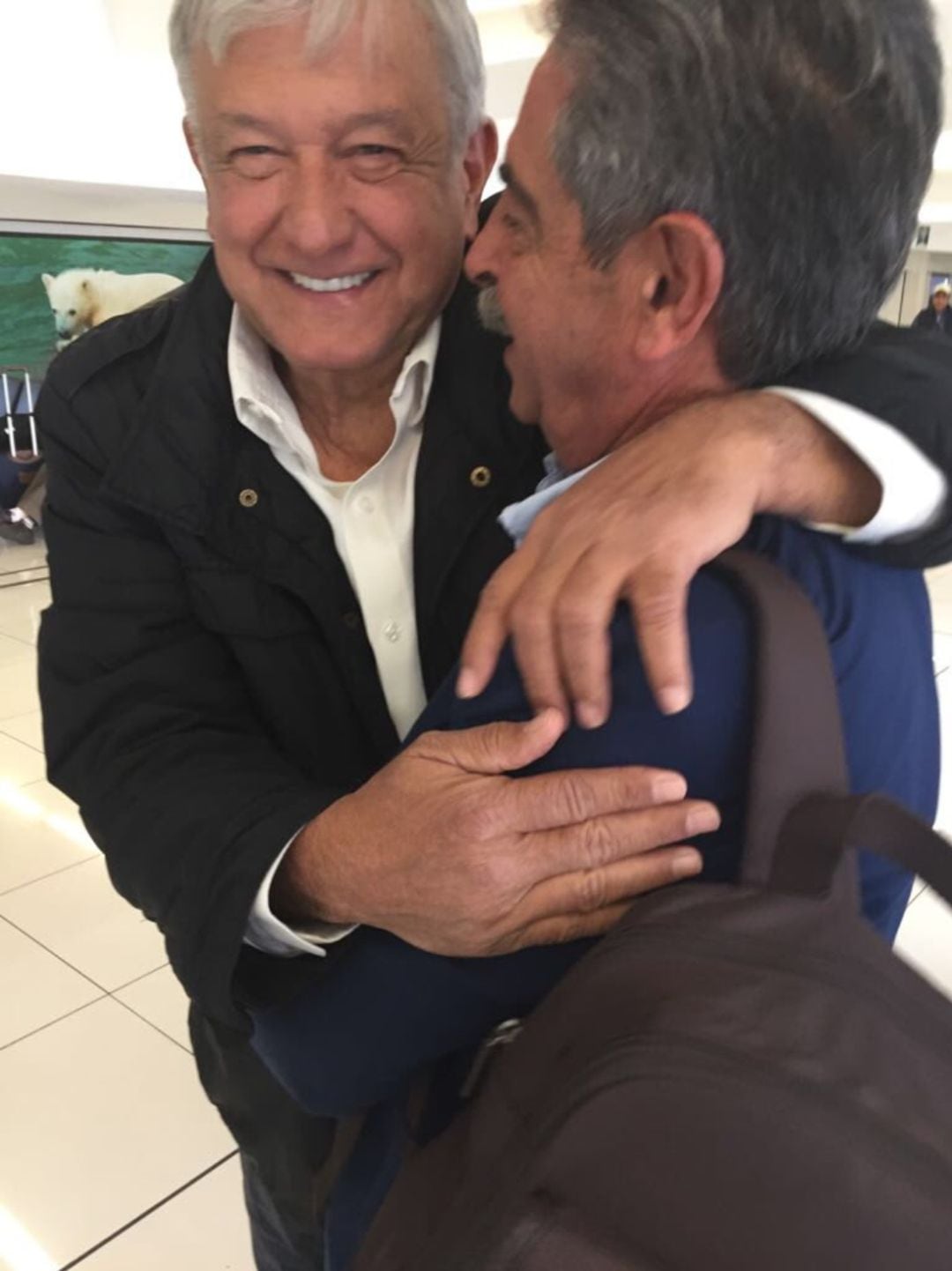 Imágen compartida en las redes de Miguel Ángel Revilla con su amigo López Obrador