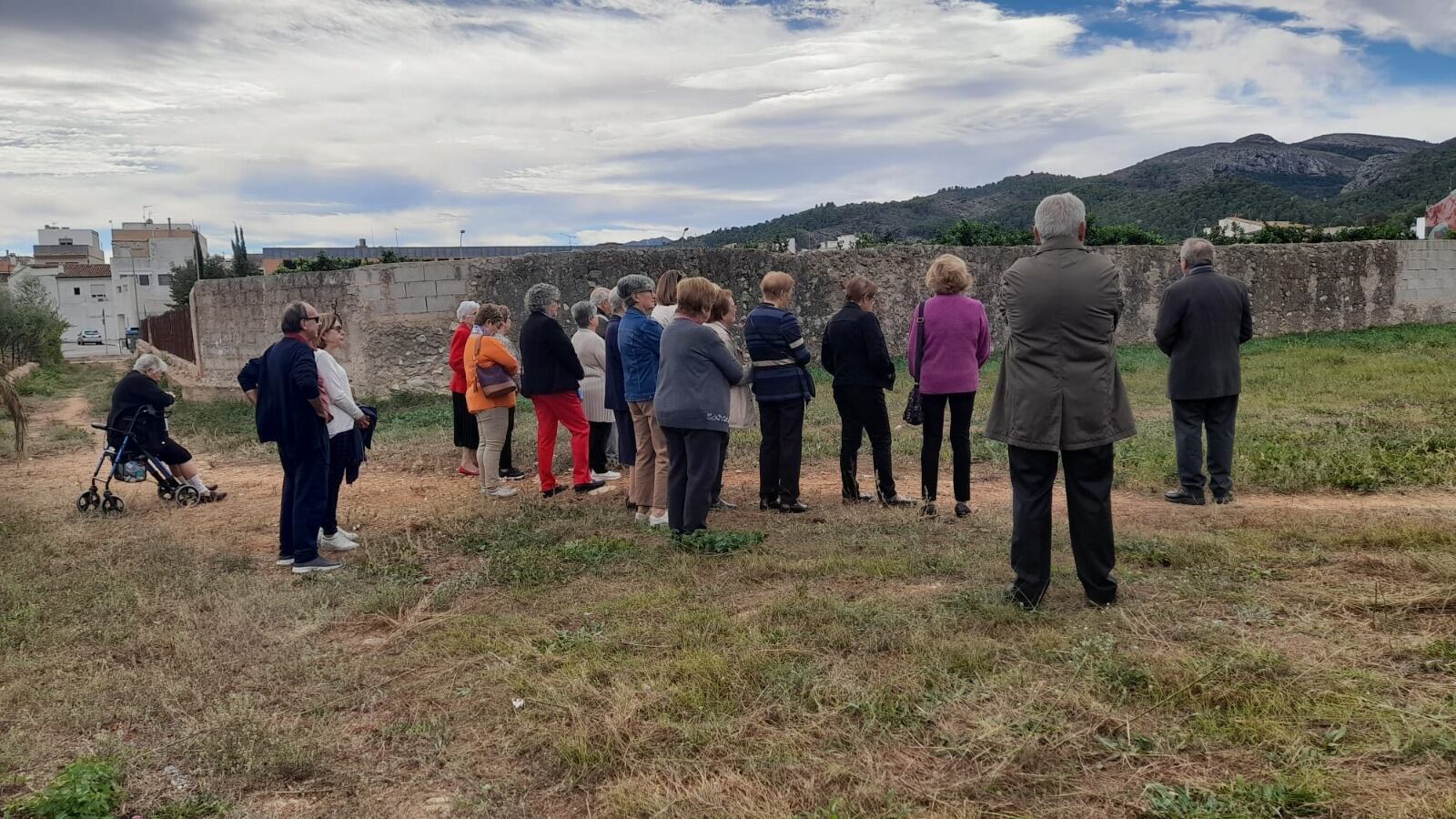 Feligreses de Beniopa rezando y mostrando sus respetos a las personas enterradas en el antiguo cementerio de Beniopa.