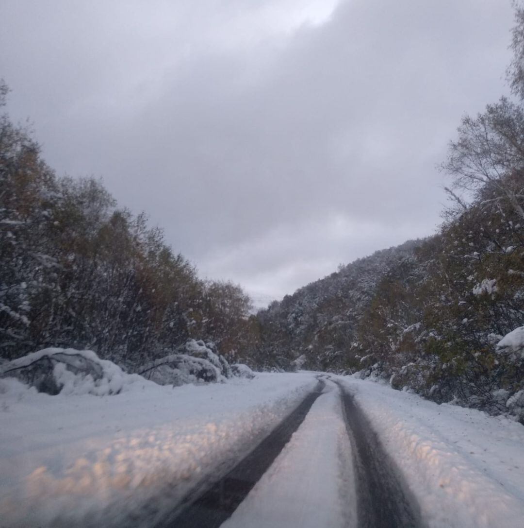 Imagen de una carretera secundaria de alta montaña en el Bierzo