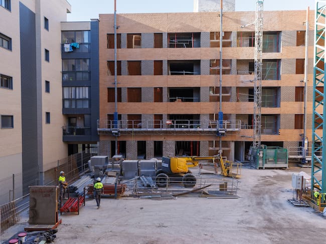 ZARAGOZA (ESPAÑA), 02/12/2025.- Varias personas trabajan en la construcción este martes en Zaragoza cuando el Ministerio de Inclusión, Seguridad Social y Migraciones ha anunciado que el mercado laboral perdió en noviembre 14.358 afiliados, la mitad que en el mismo mes del año pasado, mientras que el paro bajó en 18.805 personas gracias al sector servicios en el arranque de la campaña de compras navideñas. EFE/Javier Cebollada
