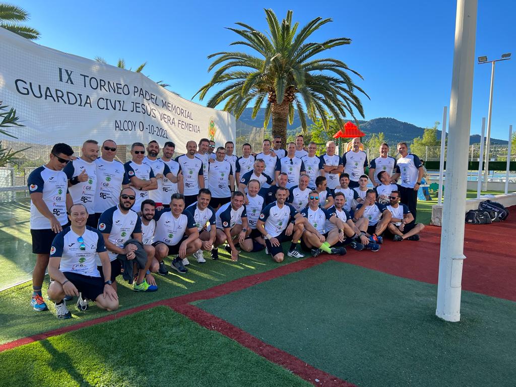 Foto de familia en el Memorial de pádel Jesús Vera