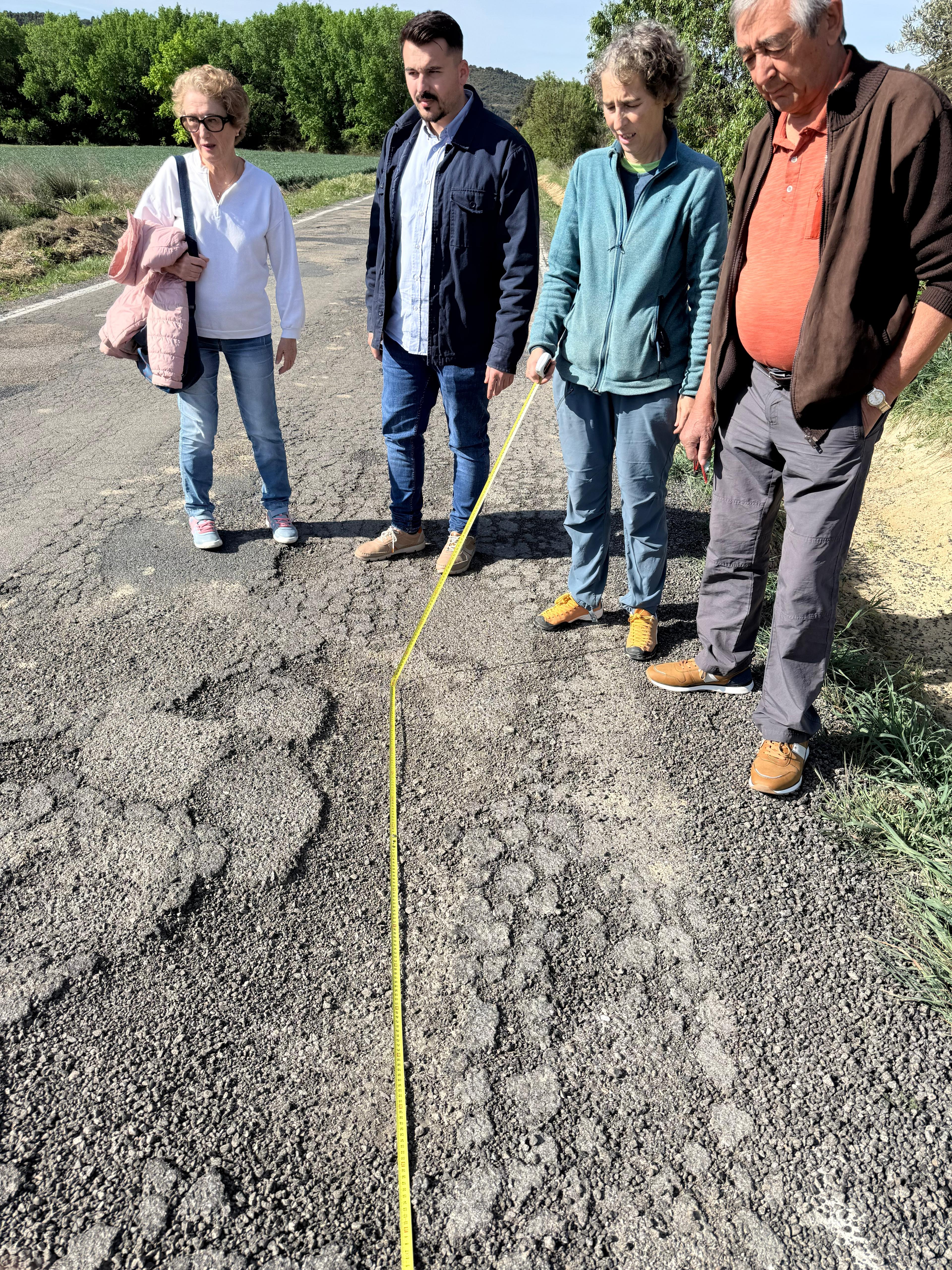 Mascún Ariste comprobando el lamentable estado de la A-125