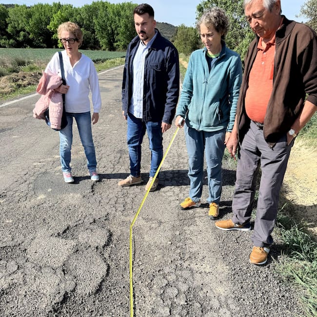 Mascún Ariste comprobando el lamentable estado de la A-125