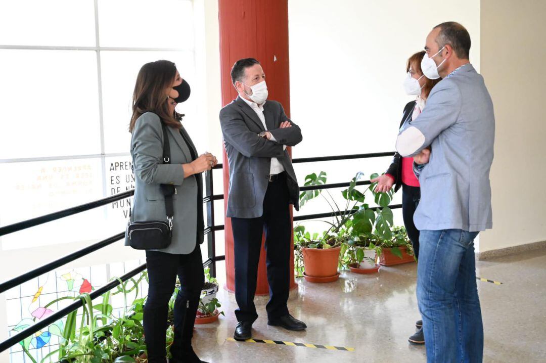 Rafael Funes junto a integrantes del Foro Linares Educa Siglo XXI.