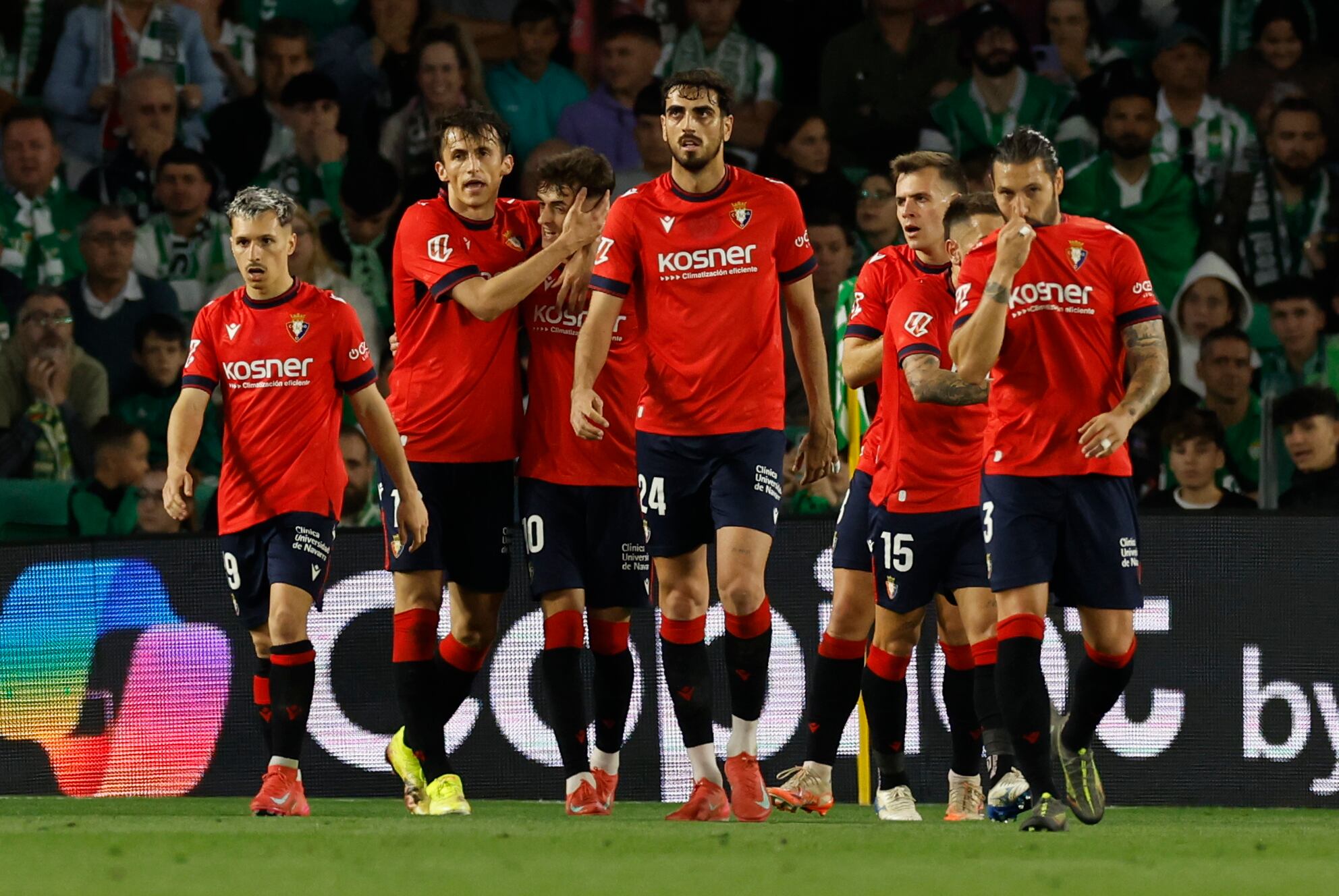 El delantero croata de Osasuna Ante Budimir celebra su gol contra el Betis en el estadio Benito Villamarín en Sevilla