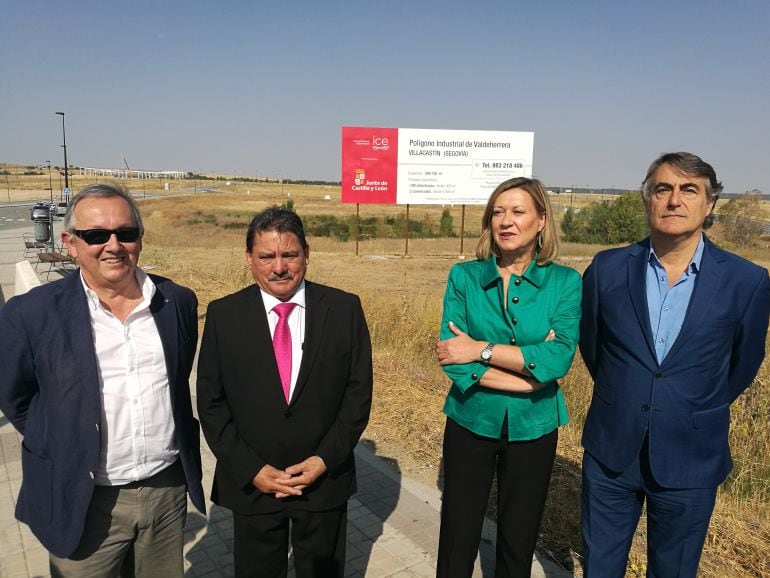 La consejera de Economía y Hacienda Pilar del Olmo junto al alcalde de Villacastín Jesús Grande (2iz) junto a otras autoridades durante la visita al poligono Valdeherra