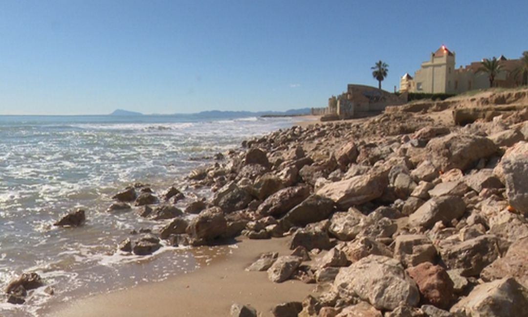 Playa de la Goleta de Tavernes sin arena tras un temporal de mar.  