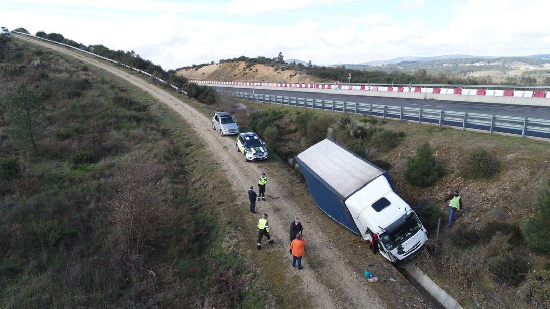  Un camión que transportaba material textil para hacer mascarillas sufrió un accidente en la madrugada de este miércoles en Verín