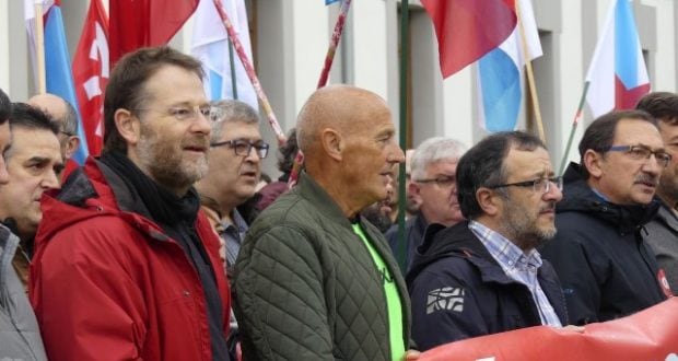 Pintos, tercero por la derecha, en una concentración en 2019 ante la Audiencia Provincial de A Coruña, donde se celebró el juicio