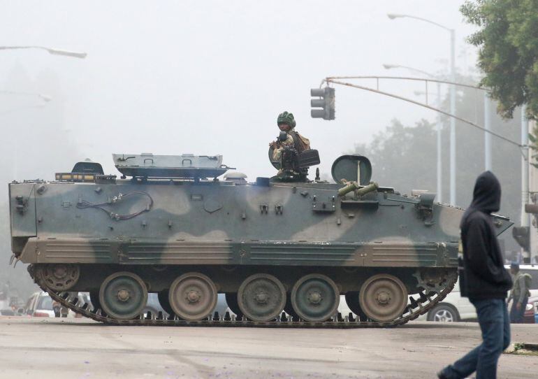 Vehículos militares en las calles de Harare, la capital de Zimbabue. 