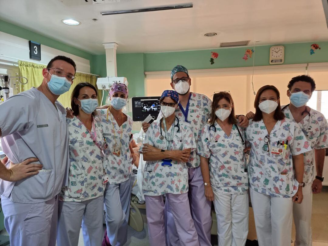 El equipo está formado por Antonio Sánchez, especialista de la Unidad de Cardiología pediátrica y por Carolina González, especialista de Medicina Intensiva pediátrica, junto con el equipo de Enfermería de la UCI pediátrica.