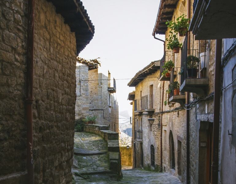 Muchos pueblos acusan la falta de profesionales en verano, cuando iincrementan su población.