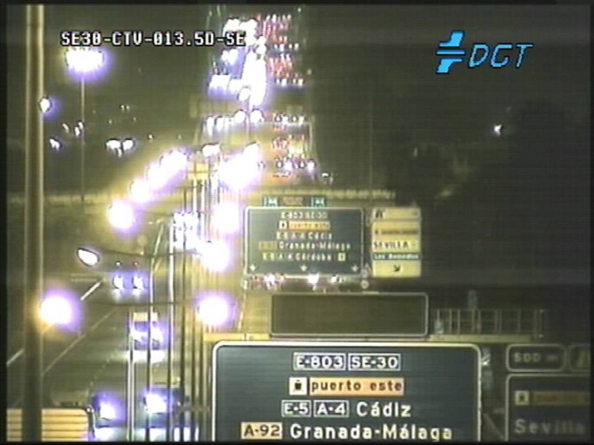 Un accidente de dos camiones mantiene cortado un carril en el Centenario