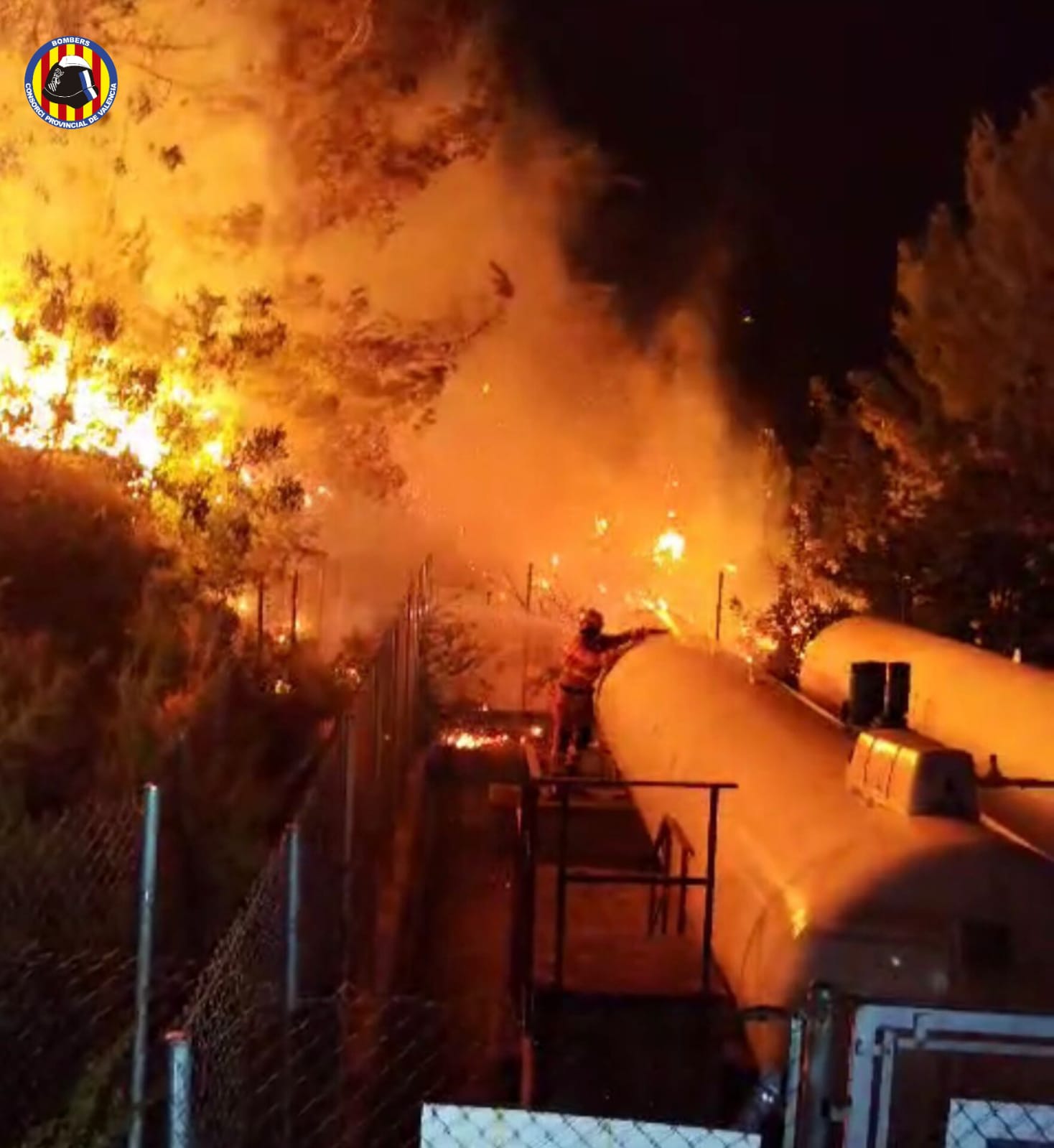 Protección de un depósito de gas, por parte de los bomberos.