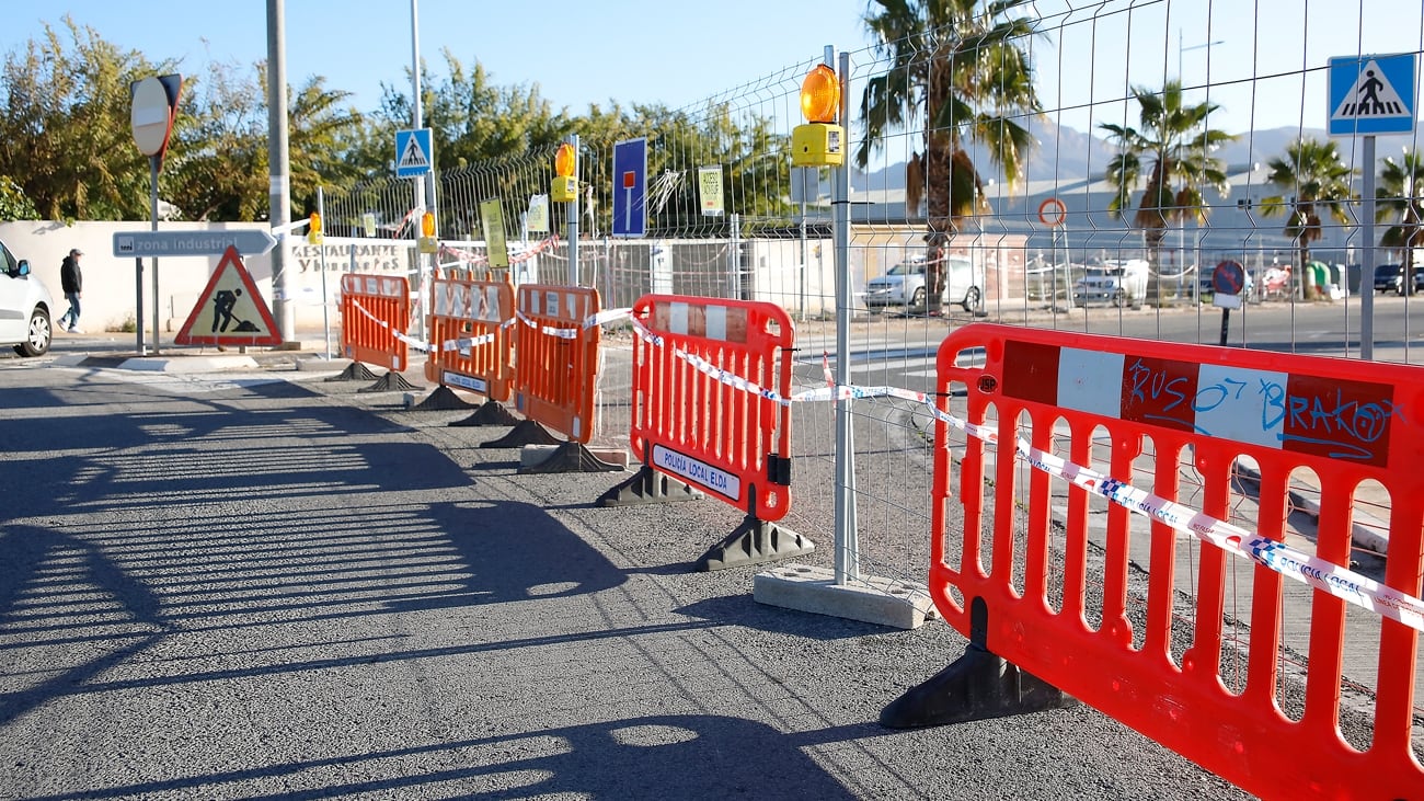 Cortado al tráfico el acceso al polígono industrial Finca Lacy por la avenida San Luis de Cuba