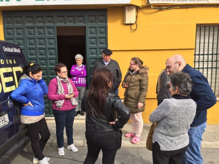 Vecinos de Los Pastores a las puertas de la Asociación