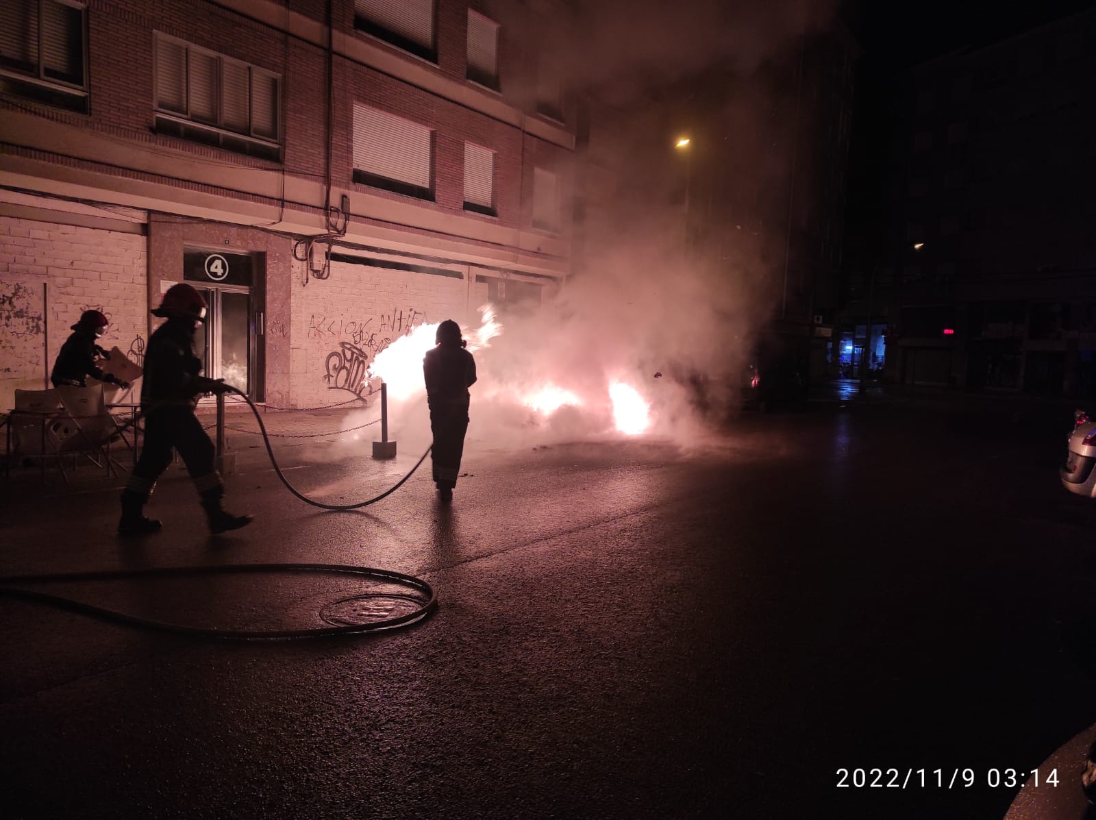 Bomberos incendio contenedores