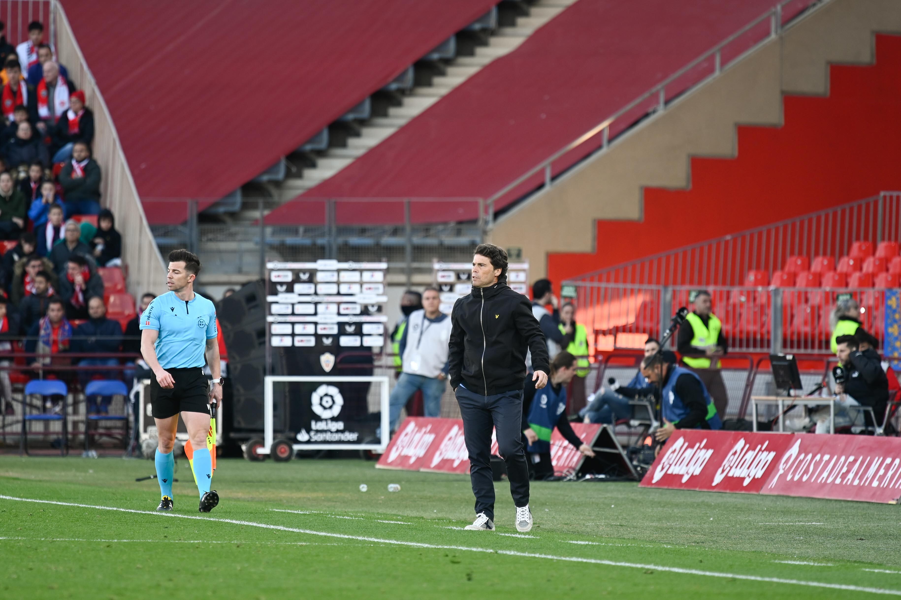 Rubi en la banda dirigiendo al Almería frente al Villarreal.