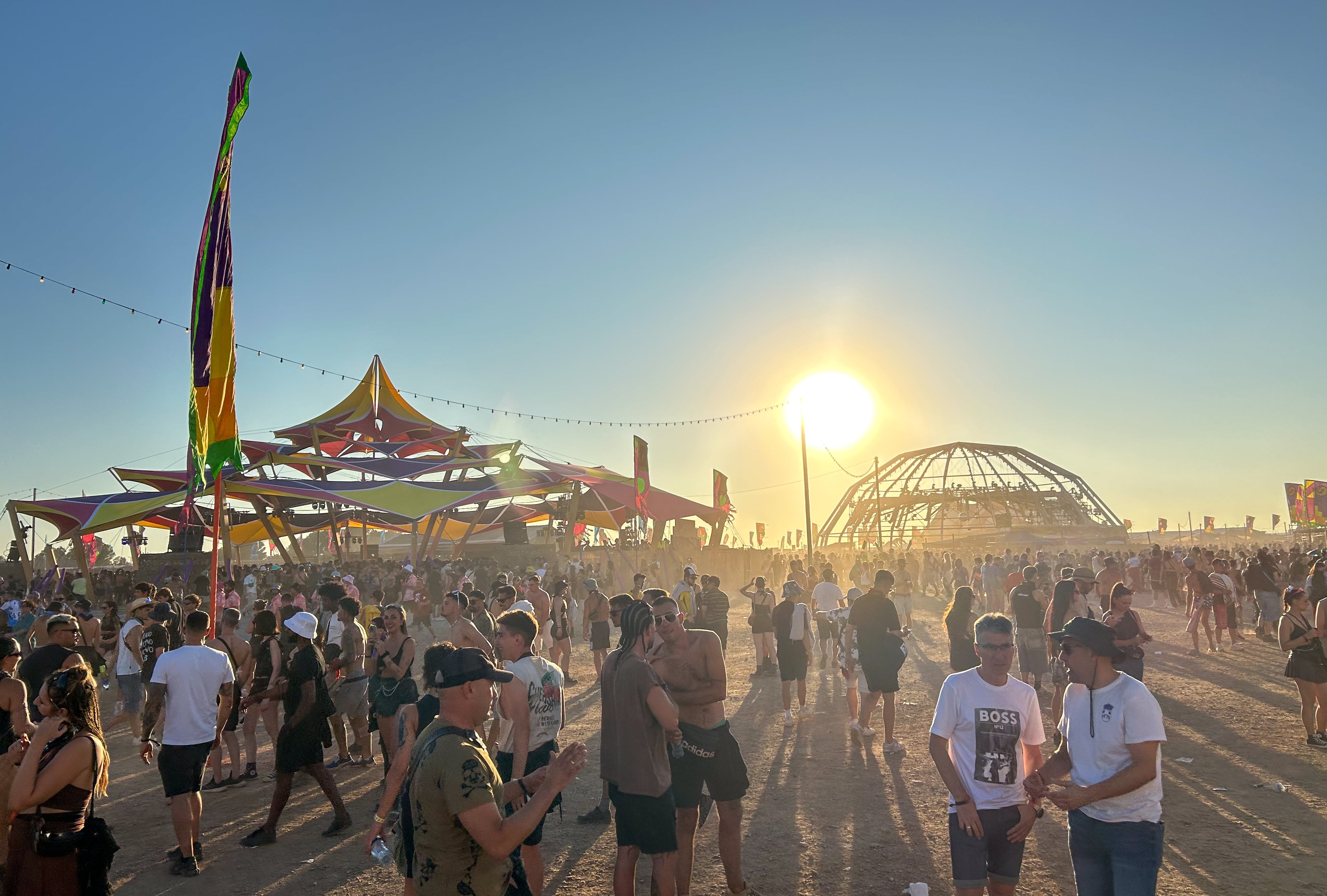 FRAGA (HUESCA), 27/07/2025.- Monegros Desert Festival abre las puertas con la 32 edición de la mayor RAVE del desierto en Europa. 50.000 personas bailaran en el desierto durante 22 horas ininterrumpidas. EFE/Jorge Cebollada