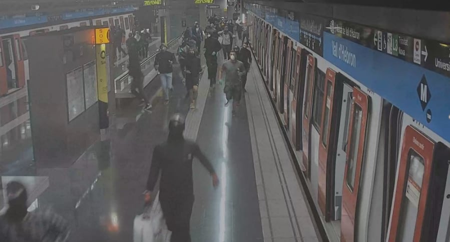 Los grafiteros corriendo por el andén de la estación de metro de Vall d&#039;Hebron, en Barcelona, el pasado mes de octubre.