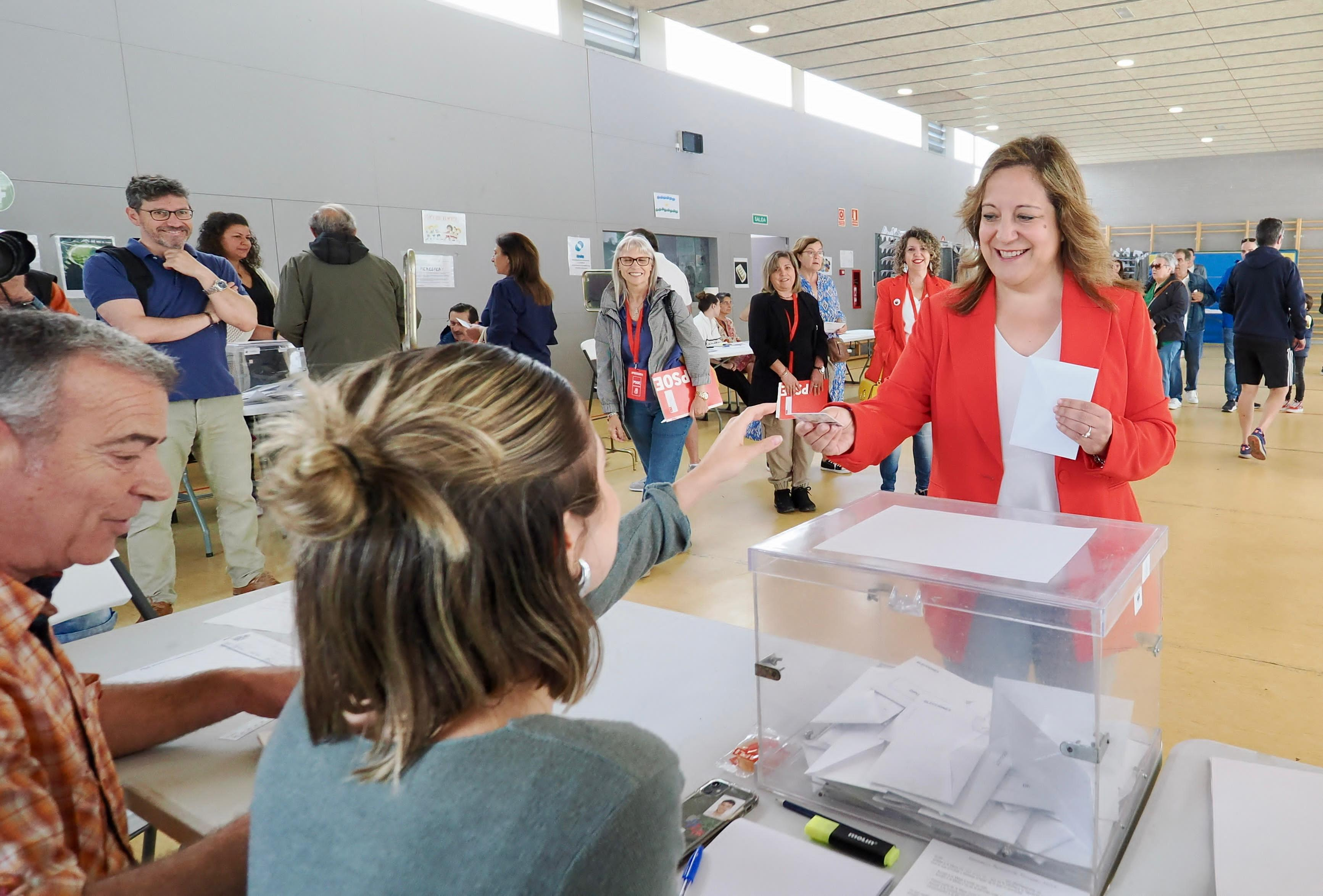 La candidata del PSOE al Parlamento Europeo Iratxe García vota en la jornada electoral de Elecciones Europeas