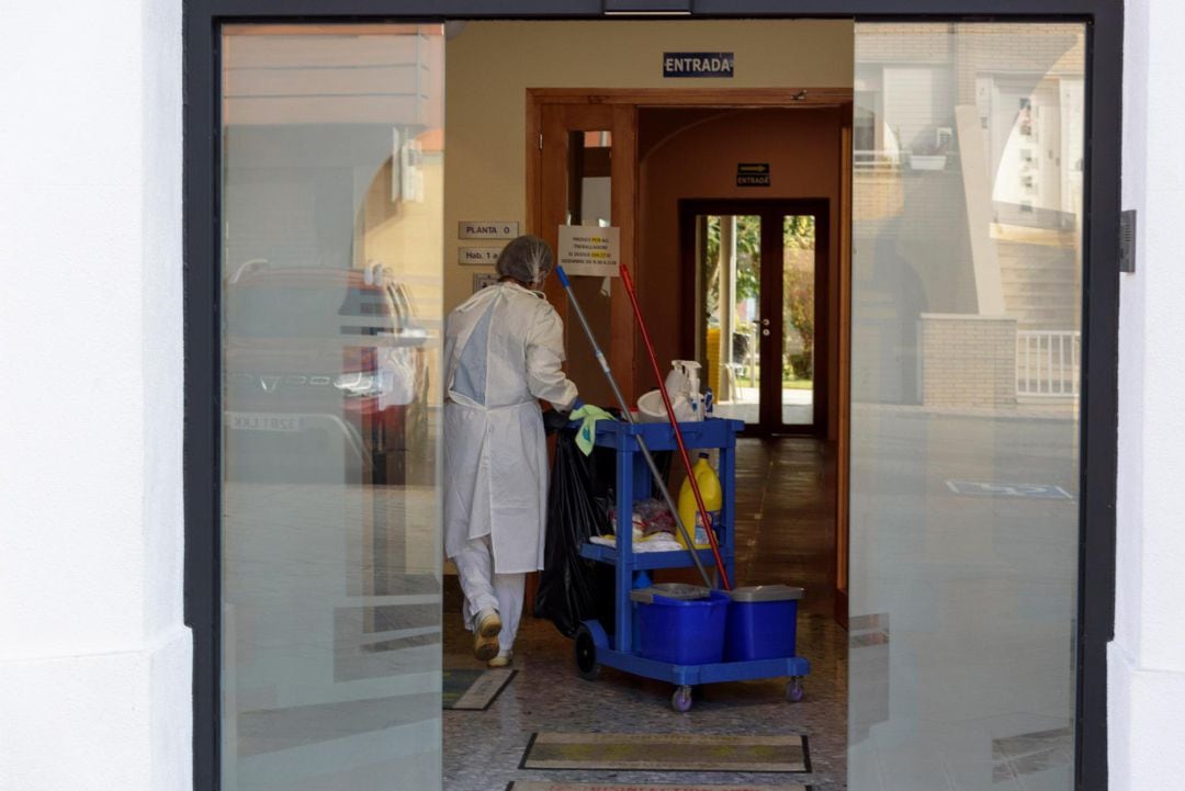 Imagen de archivo de un profesional realizando su tarea en una residencia 