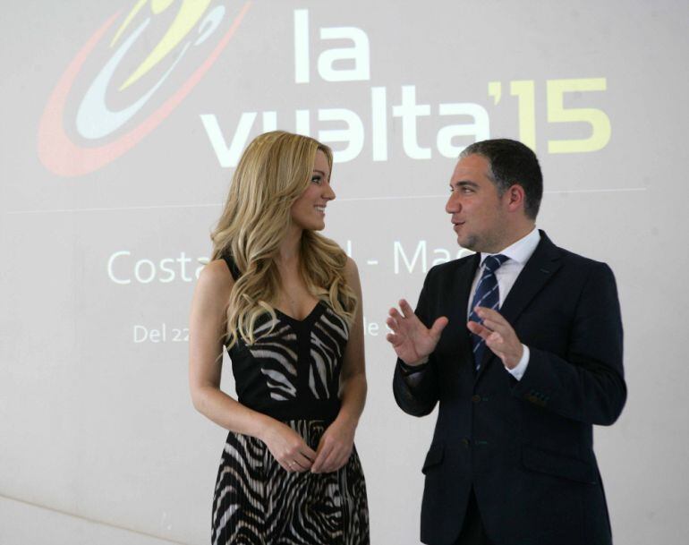 Edurne y el presidente de la Diputación, Elías Bendodo, en la presentación de la canción oficial de la Vuelta
