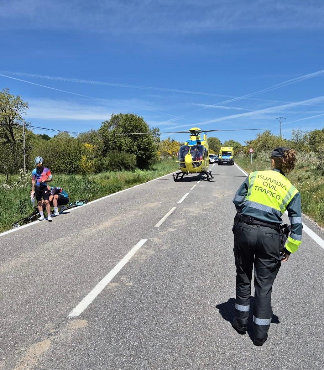 Accidente de tres ciclistas con un corzo en Calvos de Randín