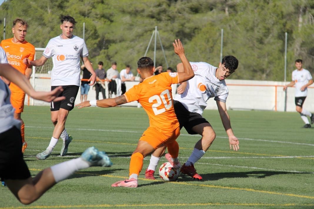 El primer derbi de la temporada en El Regit terminó sin goles