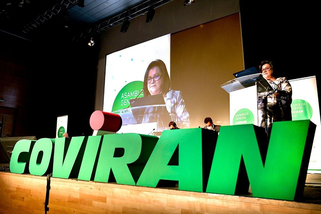 La presidenta de Covirán, Patro Contreras, se dirige a los socios en la asamblea de la cooperativa celebrada el domingo 18 de octubre en Granada