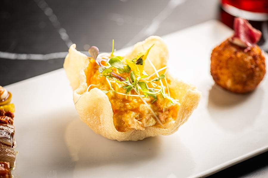 Paloma de ensaladilla rusa y croqueta de cecina (El Lince).