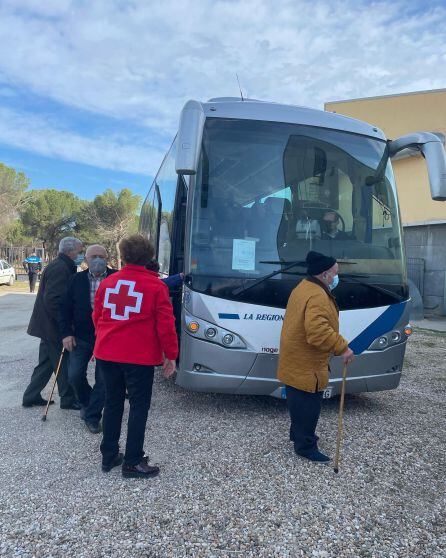 Los vecinos de la comarca llegaron en autobús a la cita.