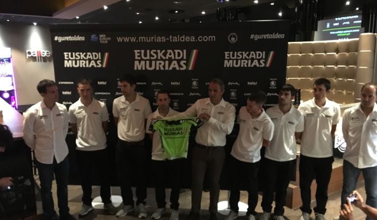 Jon Odriozola porta el maillot del Euskadi Murias para la Vuelta a España.