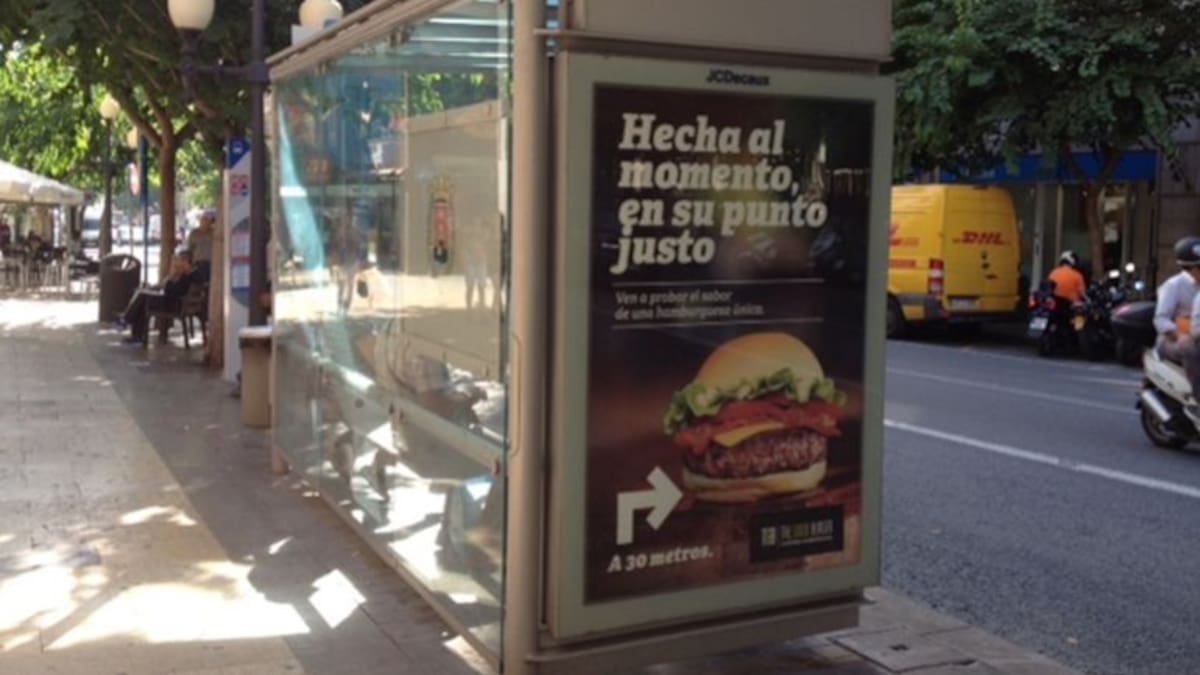 Empresarios denuncian al Ayuntamiento por la publicidad en marquesinas y mupis