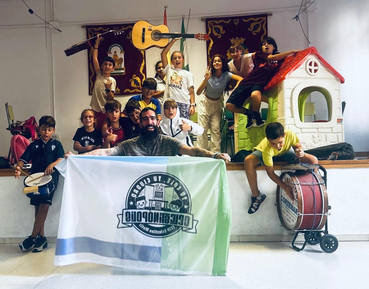 Componentes y autor de la chirigota infantil 'La tribu caletera' nacida en el CEIP Celestino Mutis de Cádiz